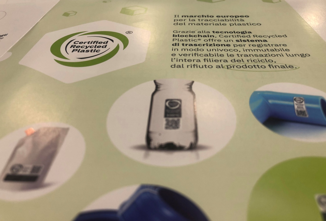 Plastica riciclata, nasce la prima etichetta parlante con tecnologia blockchain