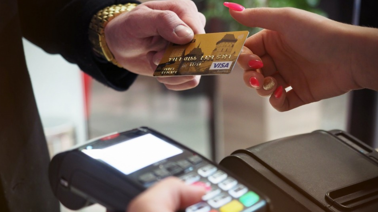 A novembre 2023 vendite +0,4% su ottobre, +1,5% su base annua