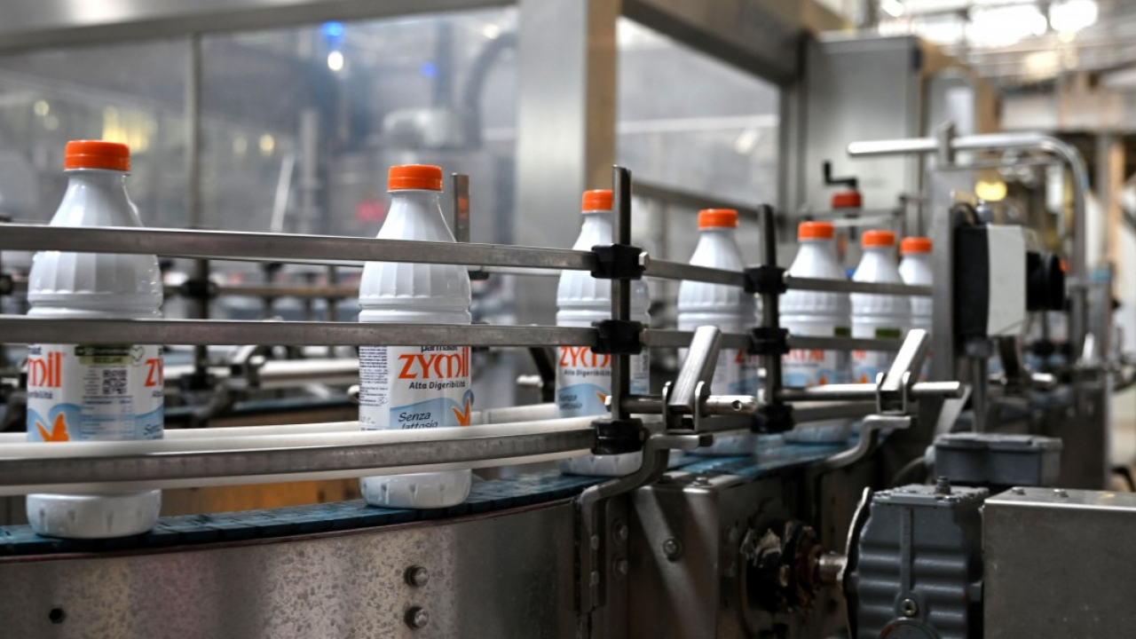Parmalat lancia la prima bottiglia per il latte in plastica bianca R-PET