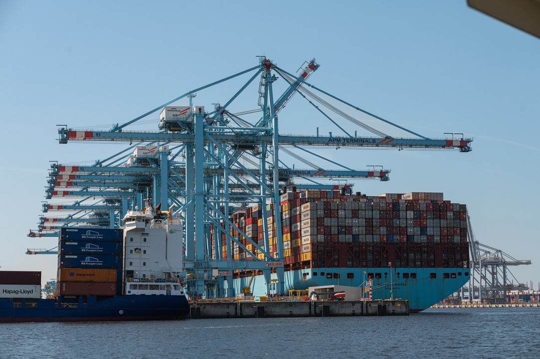 A febbraio export +3,8%, import +5,1%; prezzi all’import -0,2% su gennaio