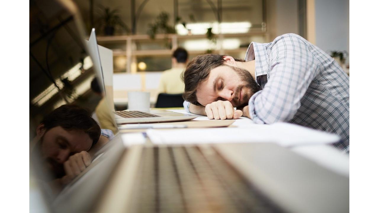 Stress lavorativo in aumento: più di 1 su 2 non si sente sereno e considera di lasciare l’azienda