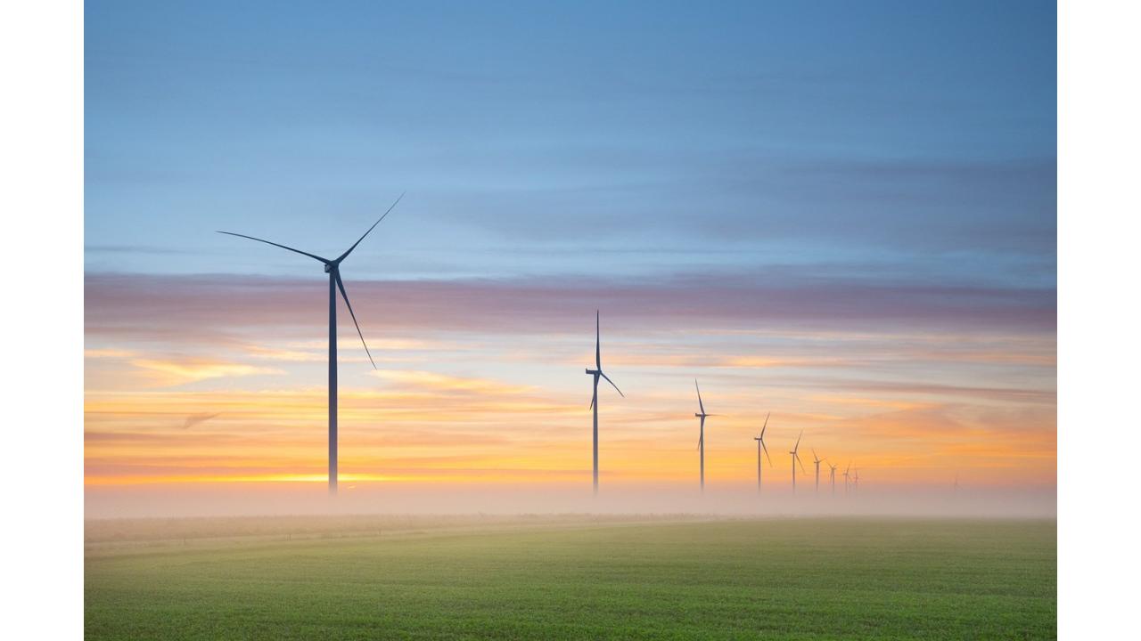 Dati EY: rinnovabili in crescita (+40%) e +1025% di capacità di stoccaggio a batteria (BESS) entro il 2030