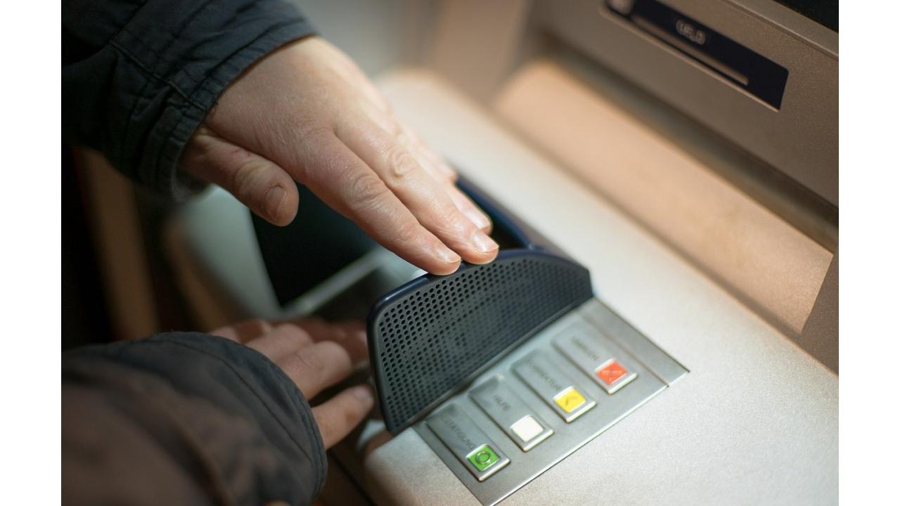 Unimpresa, italiani prelevano 1 miliardo al giorno al bancomat