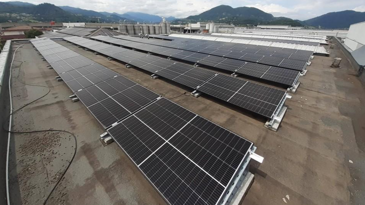 Dalla prima gruccia biodegradabile alla neutralità carbonica: la strategia di moda e sostenibilità di Mainetti