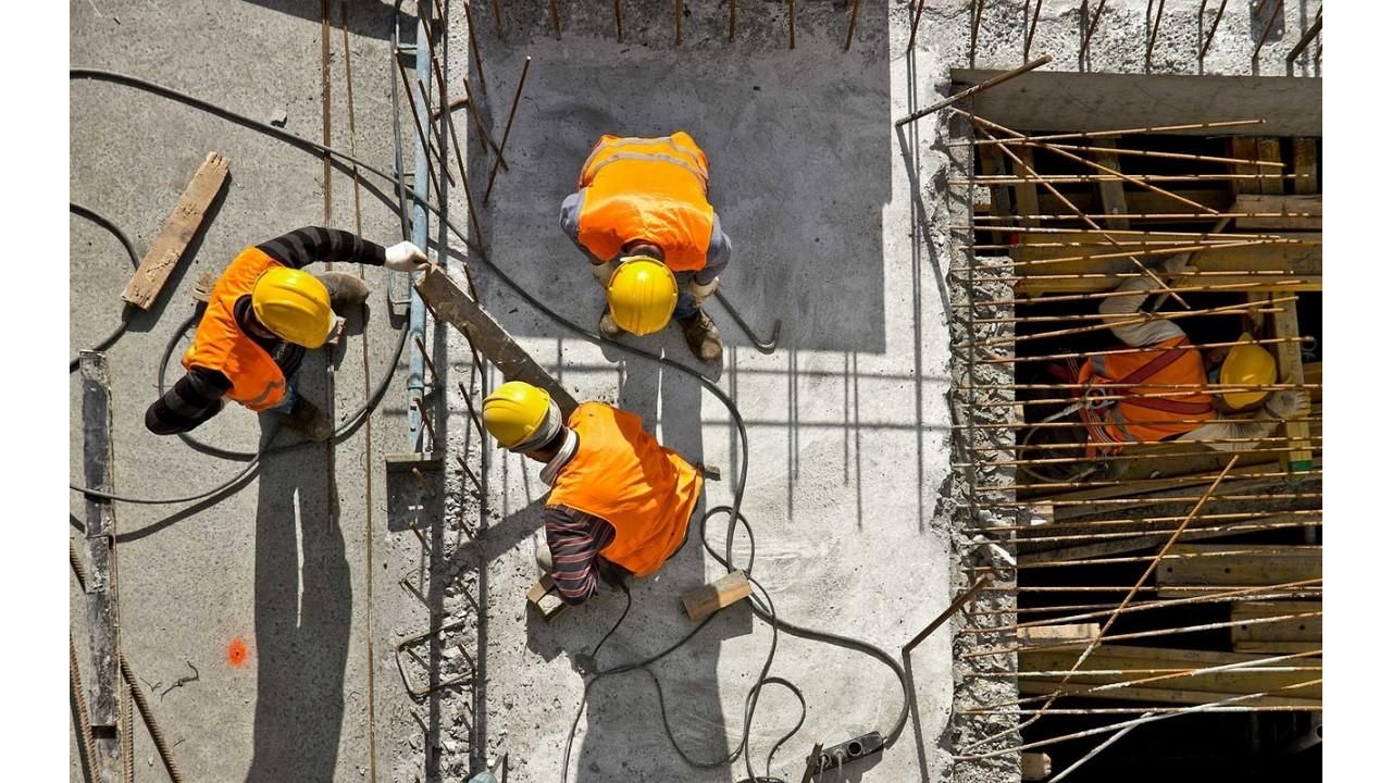 Retribuzioni in Italia nel 2022: gli under 30 guadagnano il 36,4% in meno rispetto agli over 50