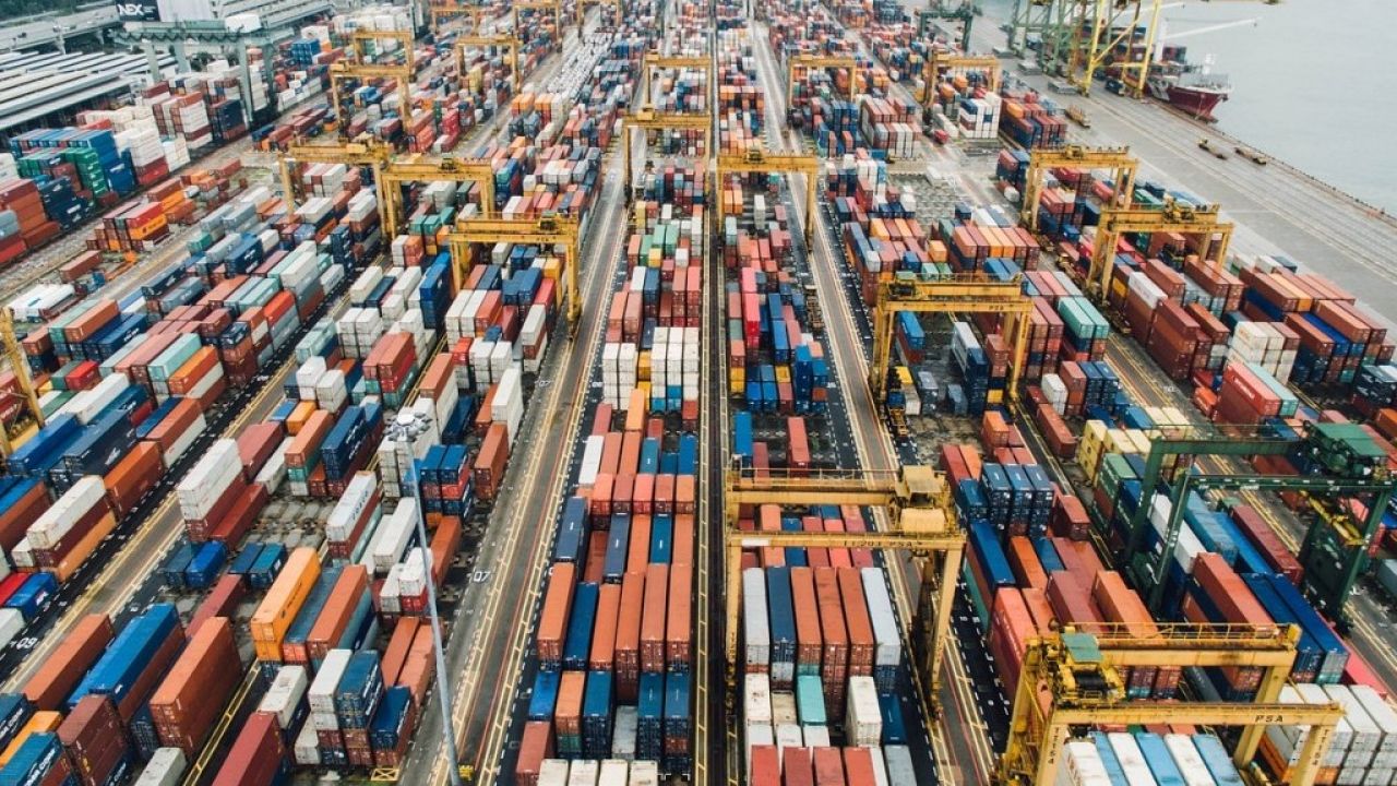 A dicembre 2024 calano le importazioni, stazionario invece l'export