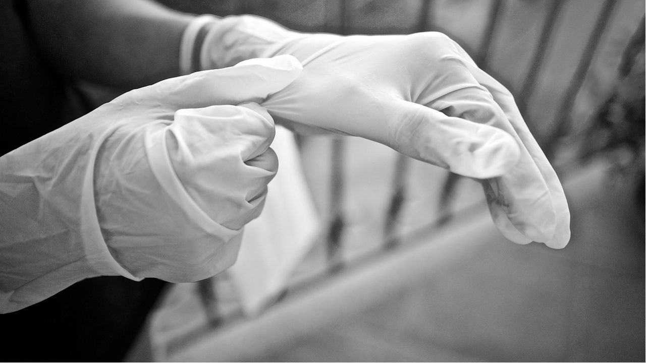 Il lavoro domestico fa risparmiare allo Stato italiano 6 miliardi di euro l'anno