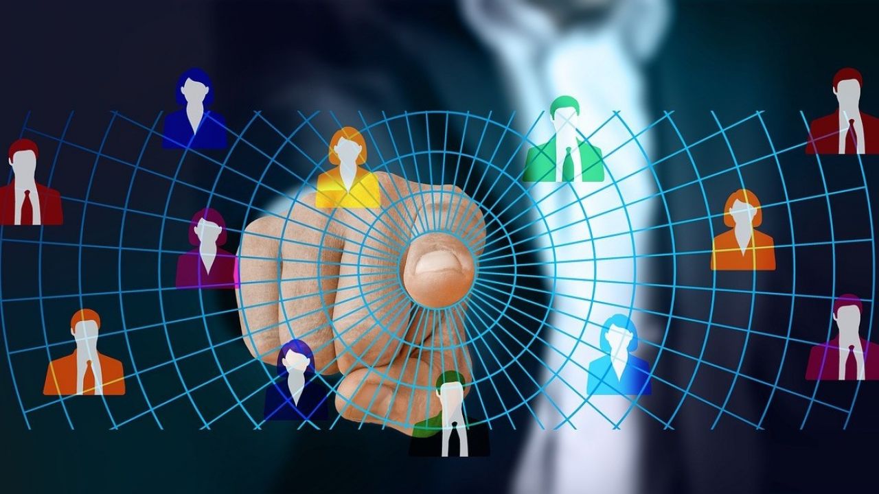 Boom dell’IA nella ricerca di lavoro: il 43% dei professionisti la utilizza per migliorare il proprio profilo e candidarsi