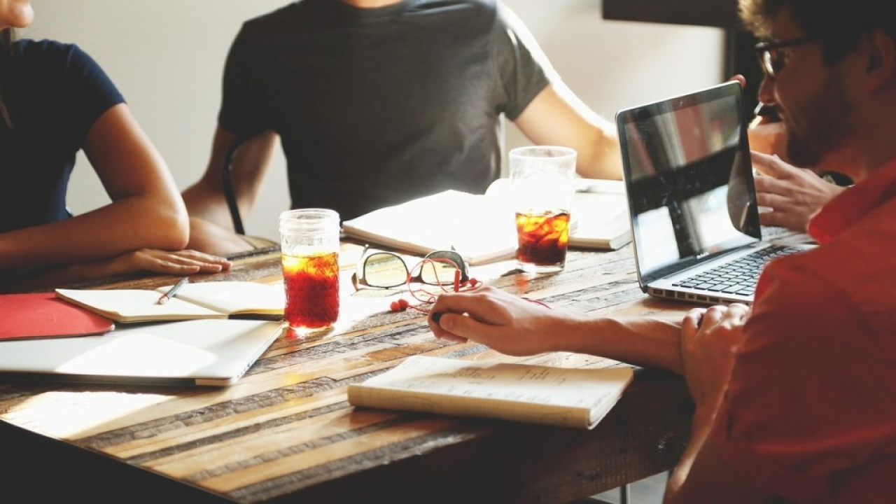 “Phubbing” in ufficio: 7 italiani su 10 ne risentono sul posto di lavoro