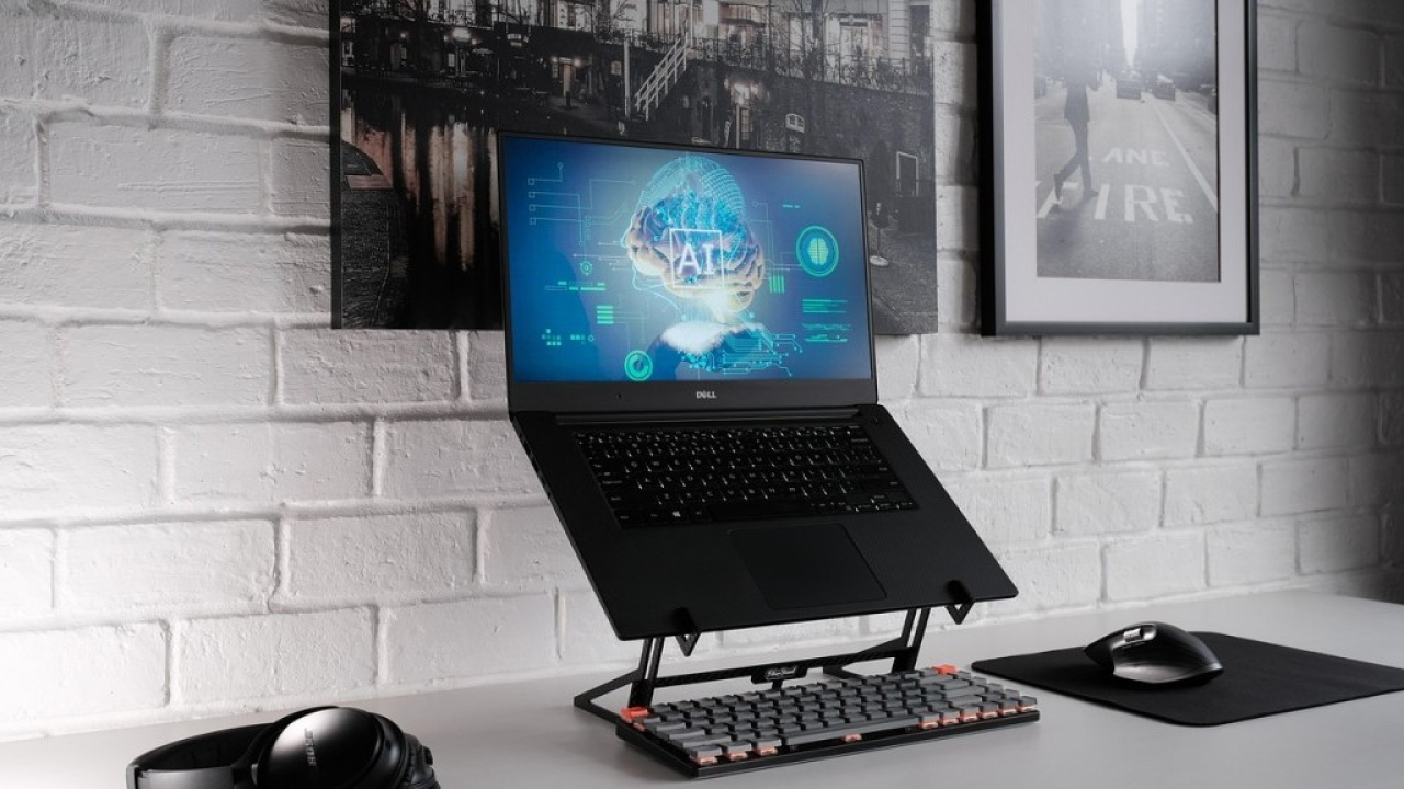 AI in ufficio: italiani aperti alla tecnologia, ma scettici sui capi-robot