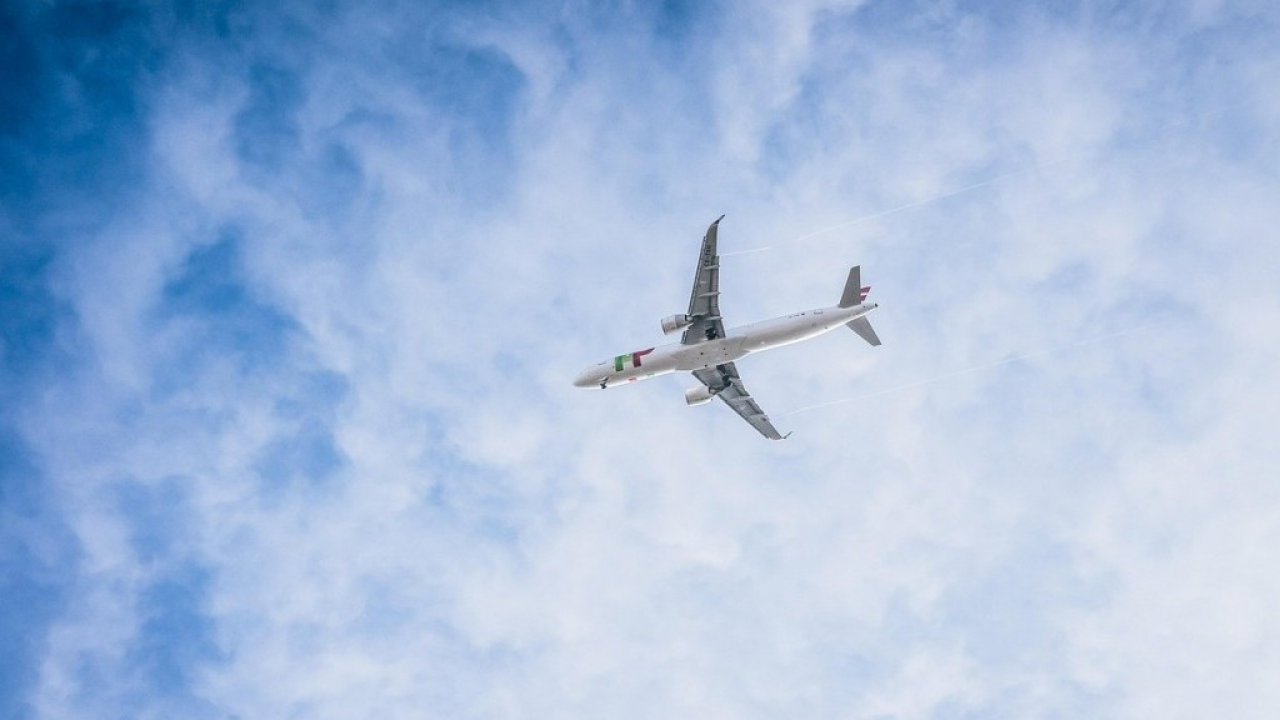  AVEVA completa il 1° acquisto di carburante sostenibile per l'aviazione con 5 anni di anticipo