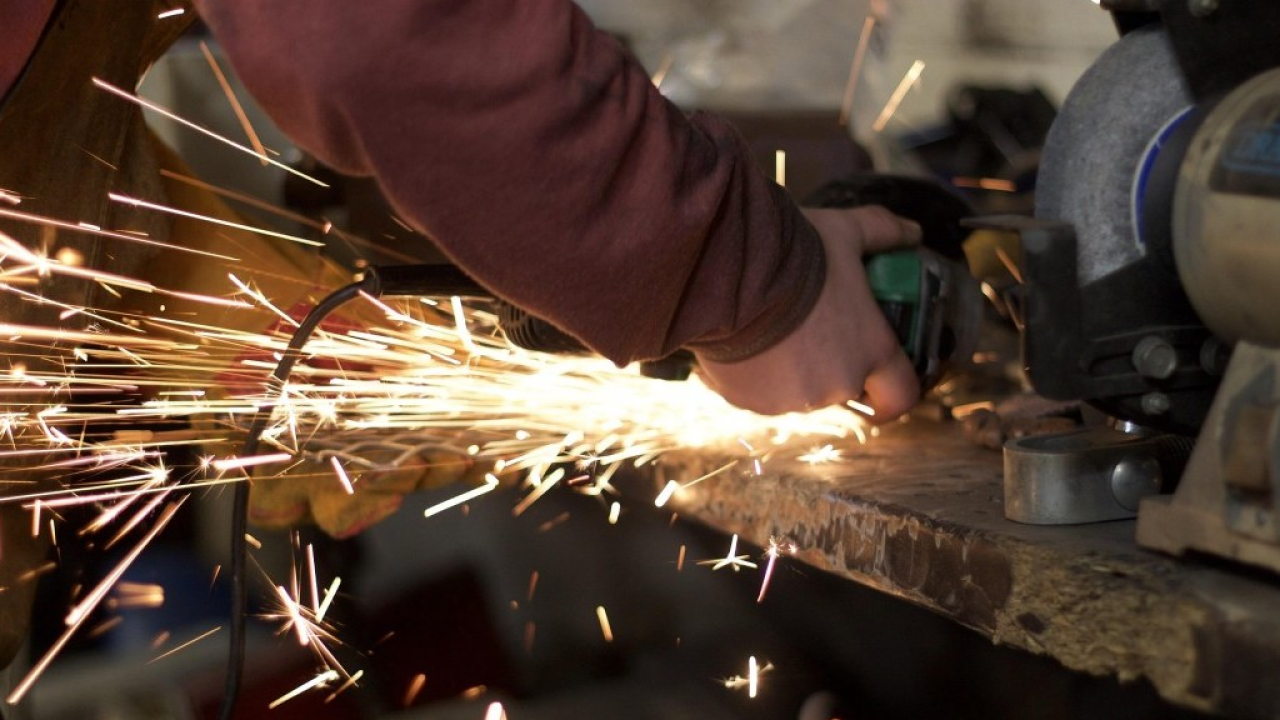 Istat: timida ripresa industriale a fronte di una frenata nei servizi