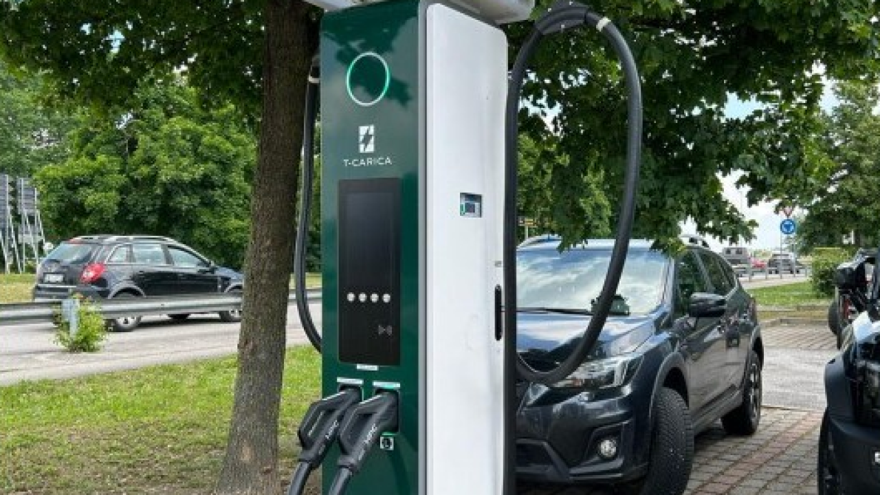 La rivoluzione della ricarica elettrica parte dal Veneto: inaugurato a Noventa di Piave il primo hub con accumulo energetico