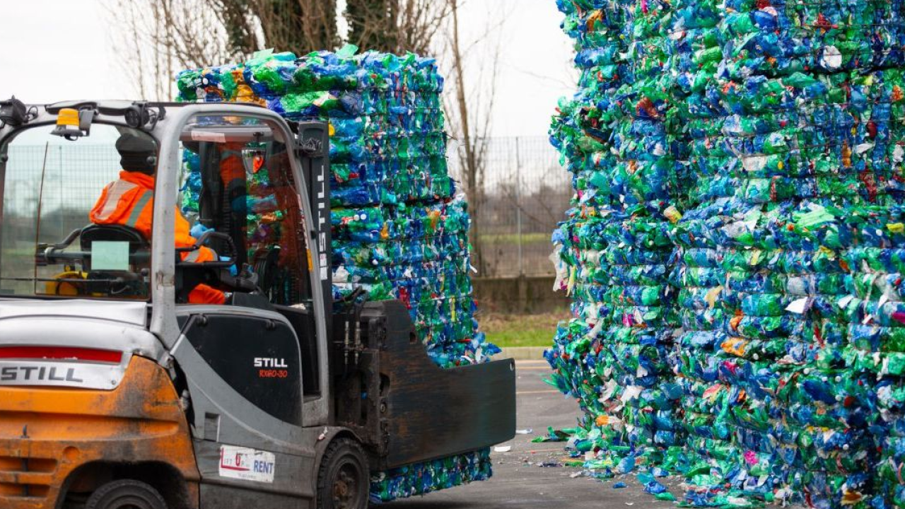 Rifiuti e riciclo: CONAI aumenta il Contributo Ambientale per gli imballaggi in plastica