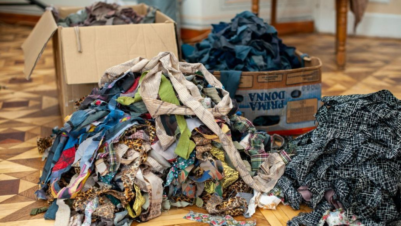 Saldi estivi e sostenibilità: l'appello di Ecotessili per ridurre l'impatto dei rifiuti tessili