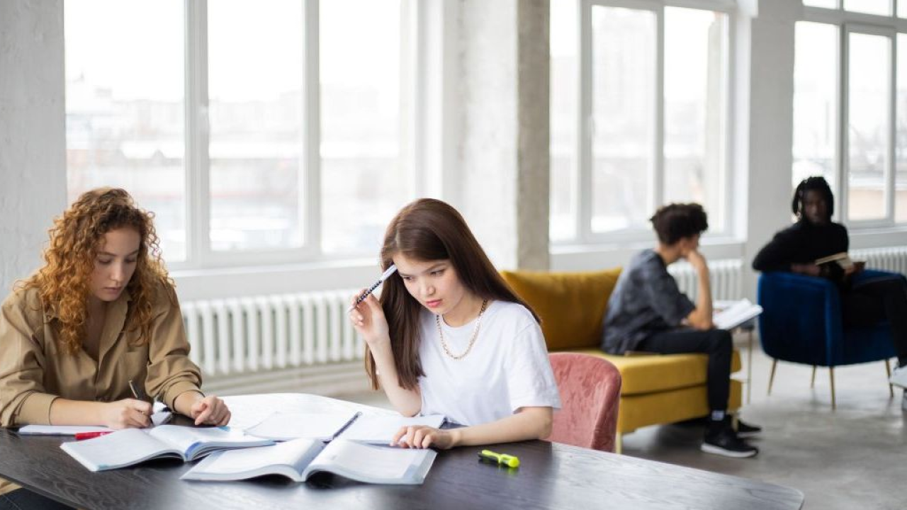 La sfida della Gen Z: tra il sogno dell’autodeterminazione e la paura dell’AI