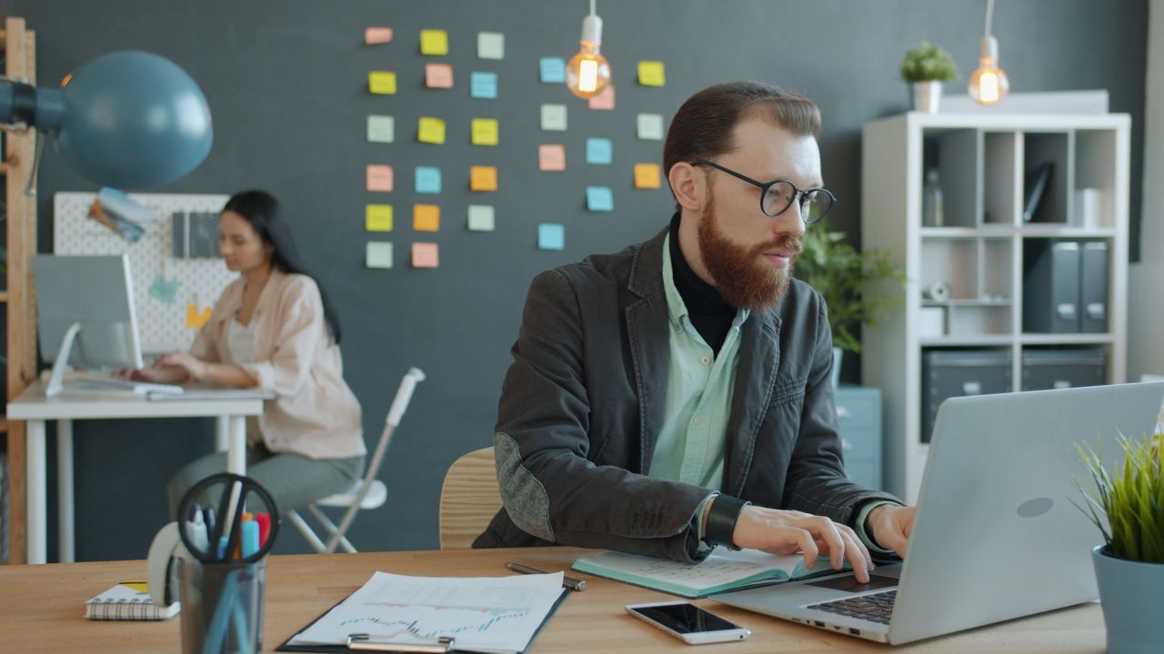 Più lavoro retribuito per le donne in Italia ma il divario di genere familiare resta ampio